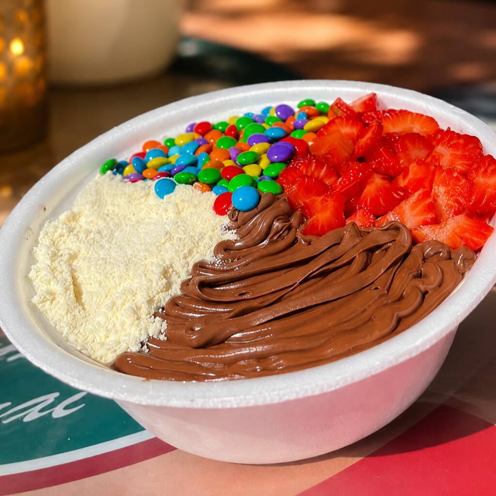 Nosso 'Super Açaí de 950ML 8 itens + 4 cremes grátis'! Esta obra-prima da categoria 'Açaí Supremo', é recheada de um açaí abundante de 1 litro, transbordando sabor e vitalidade. Aprecie a adição de três itens adicionais que realçam o sabor de maneira sublime. Para coroar, o prato oferece dois cremes irresistíveis que intensificam o prazer da degustação.