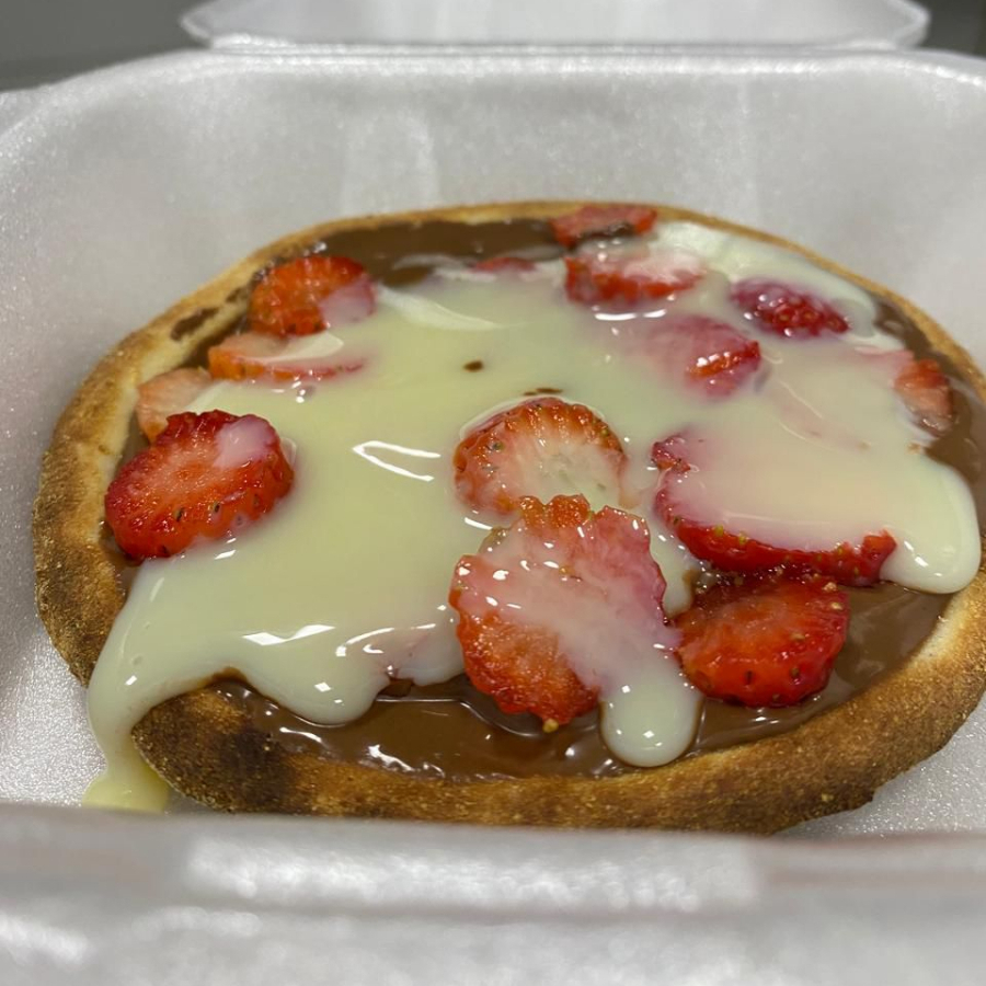 pedaços de morango, leite condensado e chocolate ao leite