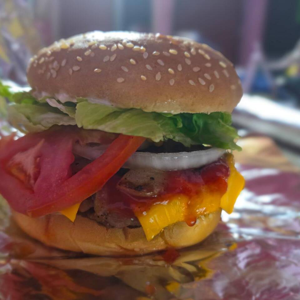 Hamburguesa con Cebolla Salteada con Papas