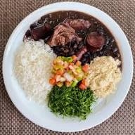 Marmita De Feijoada Completa, Acompanhada De Arroz Branco Couve Crocante, Farofa Do Chefe