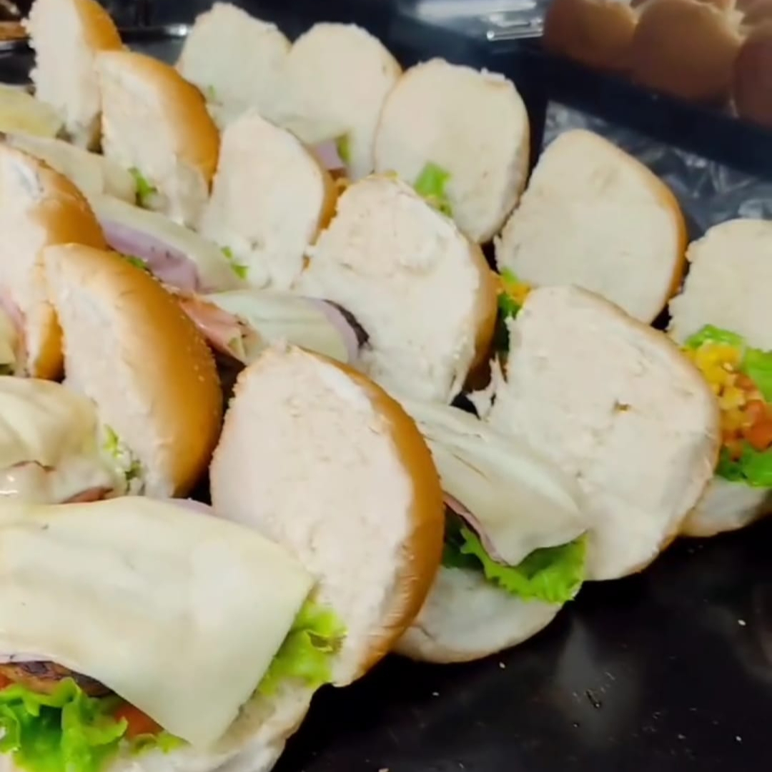 Pão, 1 hambúrguer de 90g, Queijo, Presunto, Maionese, Alface, Tomate E Milho