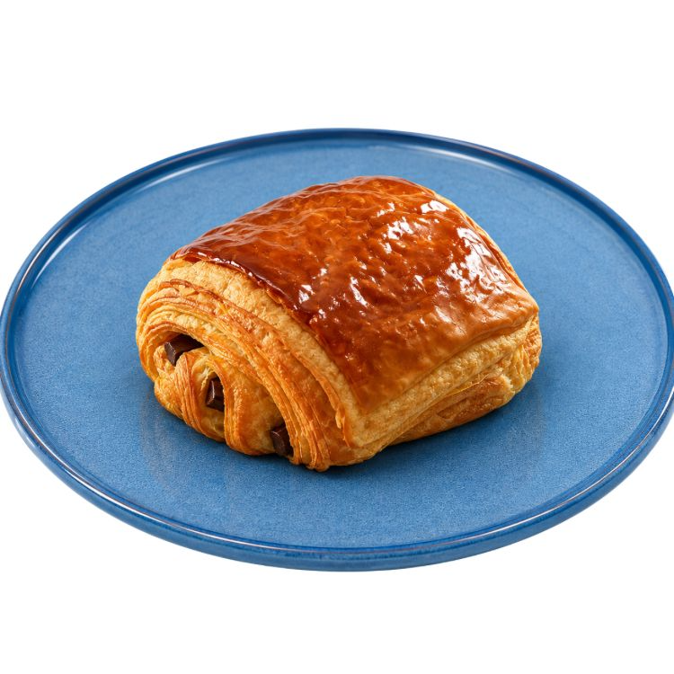 Clássico da confeitaria francesa, preparado com massa folhada leve e amanteigada, delicadamente laminada e assada até ficar dourada e crocante por fora, mantendo o interior macio e delicado.
Recheado com chocolate, combina a textura irresistível da massa folhada com o sabor intenso e cremoso do chocolate, perfeito para acompanhar um café ou deixar o café da manhã ainda mais especial.