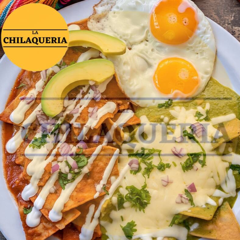 Chilaquiles Mitad Verdes Mitad Rojos Con Huevos
