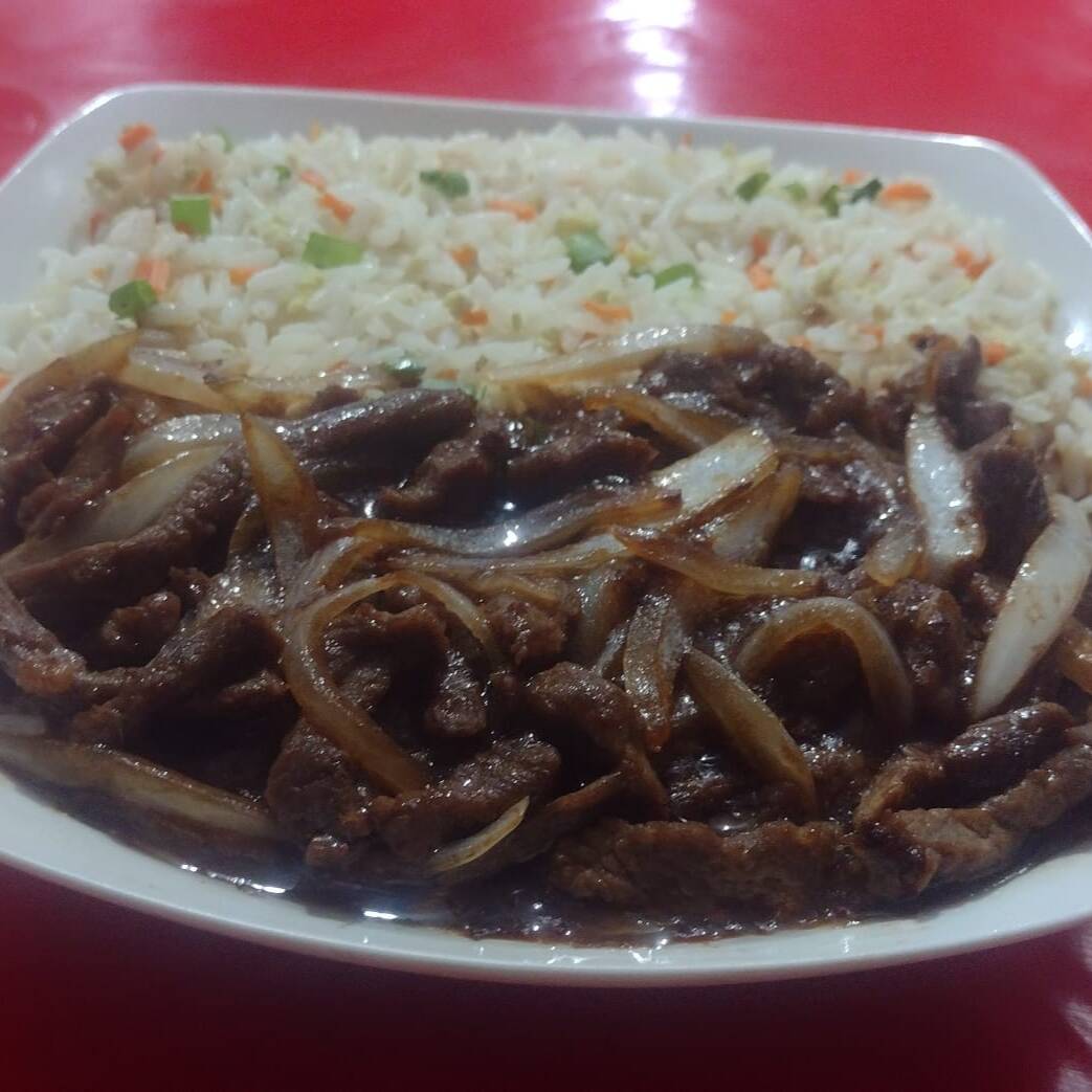 Tiras de carne, cebola ao molho shoyu com arroz shop suey.