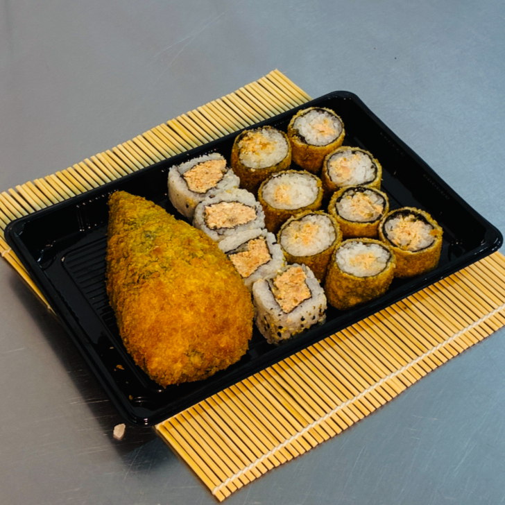Experimente um Temaki empanado crocante, 8 mini Hot Rolls e 4 Uramakis de salmão grelhado. Um mix perfeito de sabores e texturas para uma refeição deliciosa.