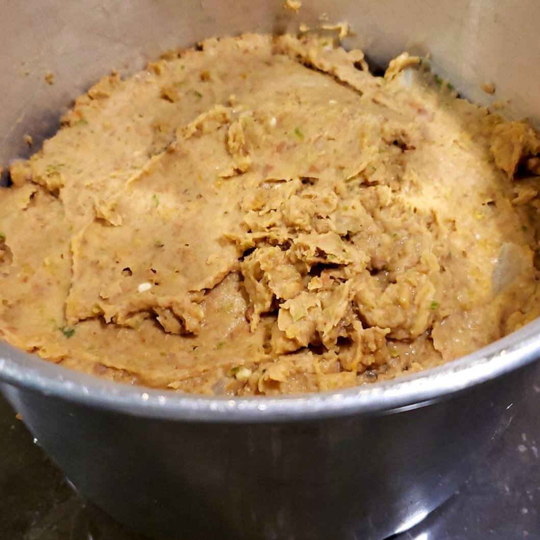 Taco de Frijol con Chicharron