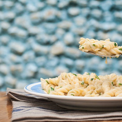Fusille de sêmola, molho branco bechamel com frango desfiado, cebolinha, parmesão ralado, nóz moscada