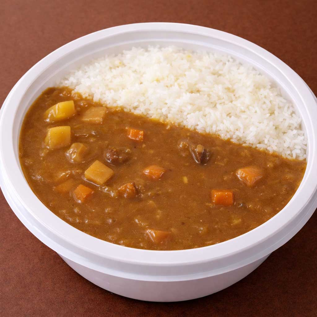 Karê é um dos pratos mais populares no Japão e tem origem indiana e é conhecido no Brasil como curry. No estilo japonês o molho é mais encorpado e leva batata, cenoura e pode conter (não necessariamente) pedacinhos de carne pois no preparo levar um pouco de carne para dar mais sabor ao molho. O resultado é um prato muito saboroso, principalmente pelo karê ser bem temperado e picante e o arroz japonês não levar tempero algum. Vale a pena provar e conhecer este saboroso prato!
