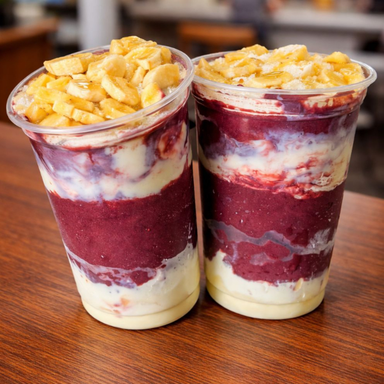 Açaí extremamente cremoso com leite condensado, leite Ninho e banana em todas as camadas do seu copo, pra cada colherada ser perfeita!!