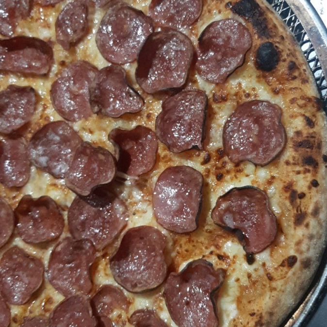 Massa napolitana de longa fermentação, molho de tomate artesanal, muçarela, calabresa e orégano.