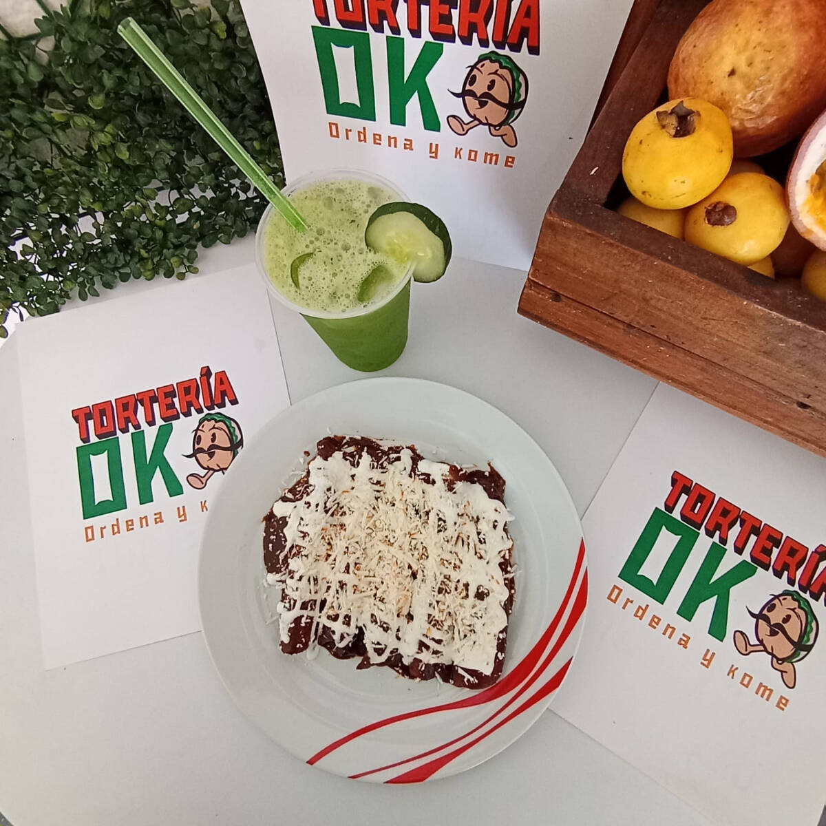 Enmoladas más Agua de Fruta a Elección
