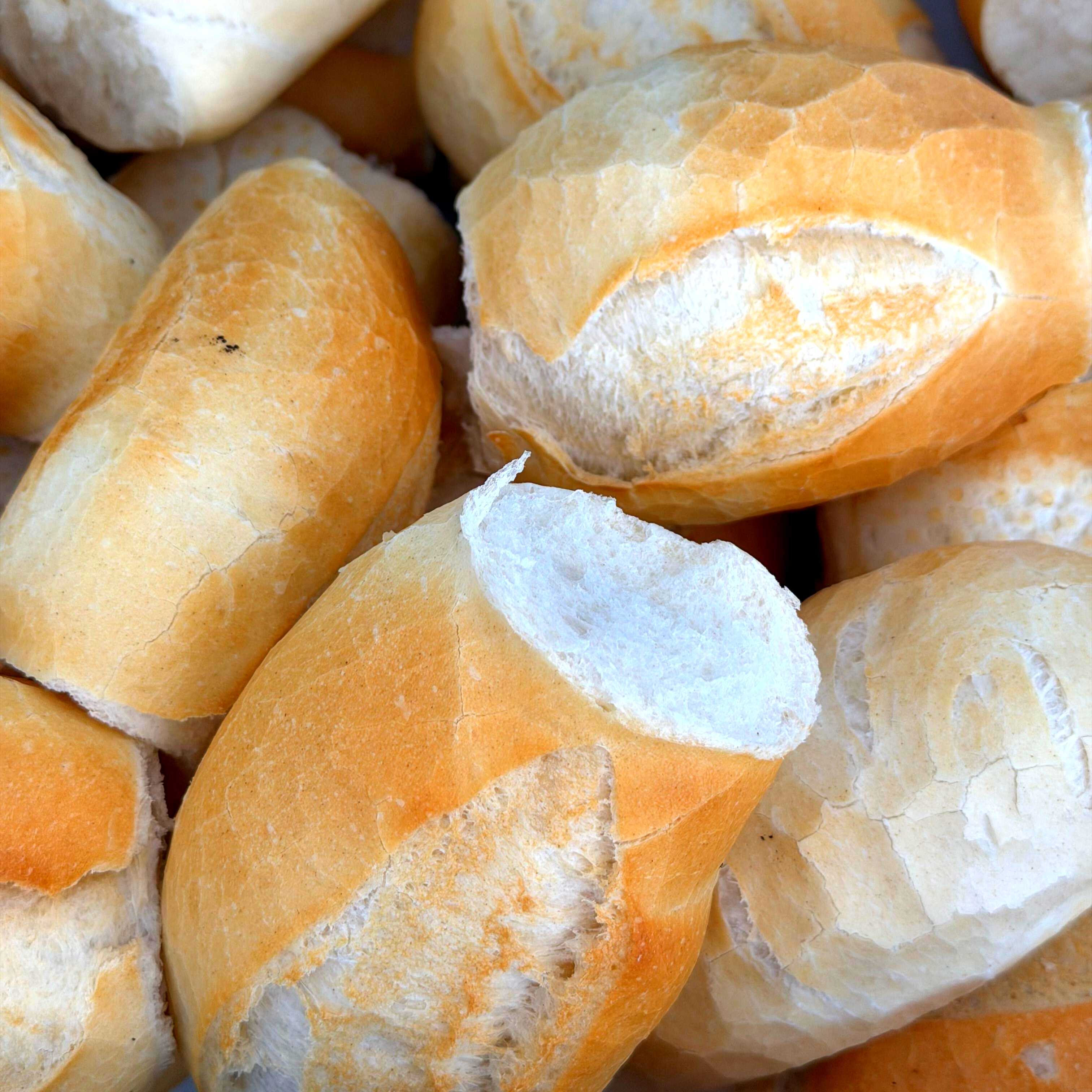 Pão francês artesanal, crocante por fora e macio por dentro, do jeitinho que todo mundo ama. Aproximadamente 50g. Unidade