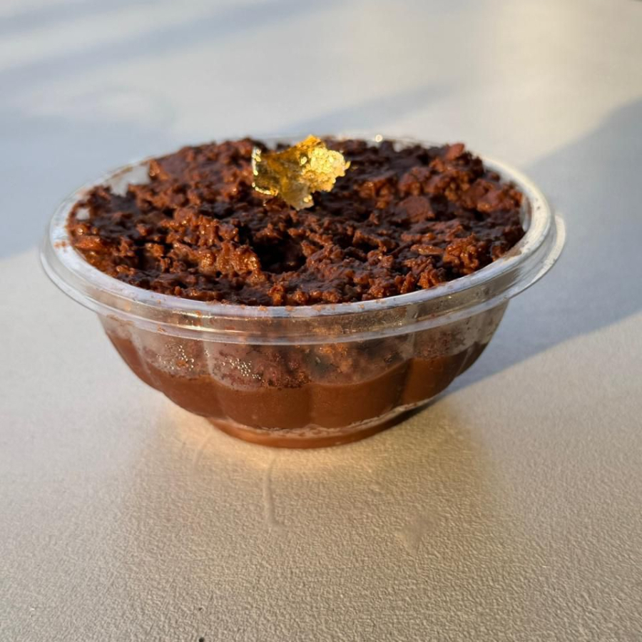 bolo de chocolate, brigadeiro ao leite e crocante de nutella