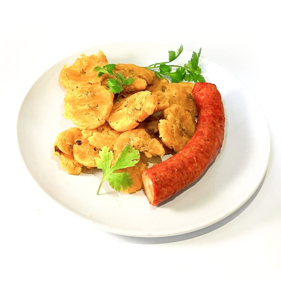 Patacones con Chorizo + Bebida de Cocona