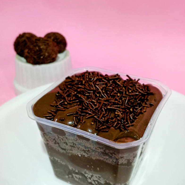 Um bolo bem chocolatudo com massa de chocolate e brigadeiro gourmet um sabor maravilhoso para que ama chocolate!!