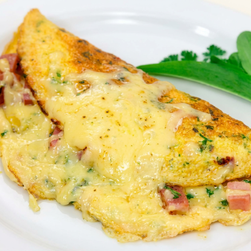 Prato Executivo de comidinha caseira com arroz e feijão bem temperadinhos, com aquela omelete feita com 2 ovos, tomate e cebola picadinhos e um queijinho mussarela derretido além de um acompanhamento (preparado diariamente) a sua escolha!!