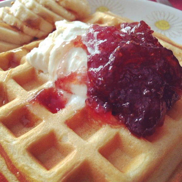 Waffle de Queso Crema, Mermelada y Platano