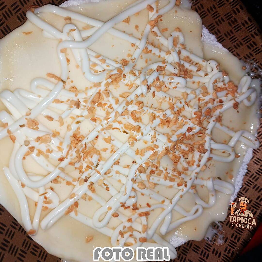 tapioca recheada com 100 gramas de massa de tapioca peneirada fresca, 100g de recheio mussarela marca boa, alho frito e requeijao catupiry . ignorancia de recheio. uma explosao de sabor.