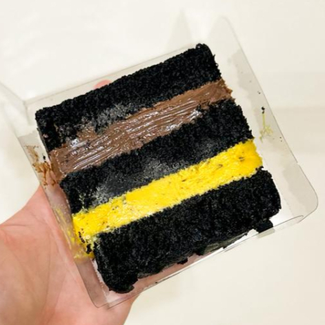 Uma explosão de sabores irresistíveis: massa de cacau black super macia e intensa, recheada com um brigadeiro de maracujá feito com a polpa da fruta, trazendo o equilíbrio perfeito entre doce e azedinho, e finalizada com um brigadeiro de chocolate meio amargo que deixa tudo ainda mais sofisticado. É aquela combinação que refresca, derrete na boca e faz você querer repetir na primeira mordida. Pesando Apróximadamente 220g