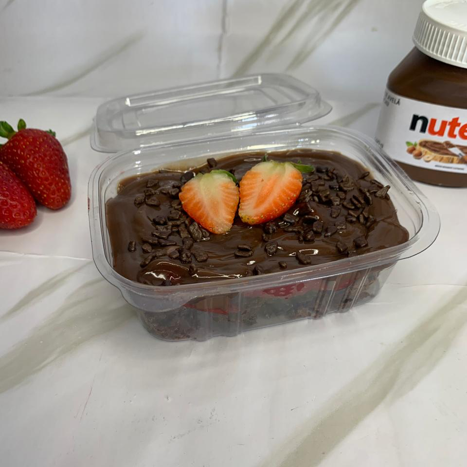 Pedaços de Brownie molhadinho, morangos frescos e Nutella pura. Finalizado com brigadeiro e granulado