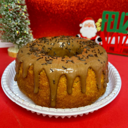 Massa de cenoura fofinha coberta com chocolate cremoso. Um clássico reinventado aprox 650g