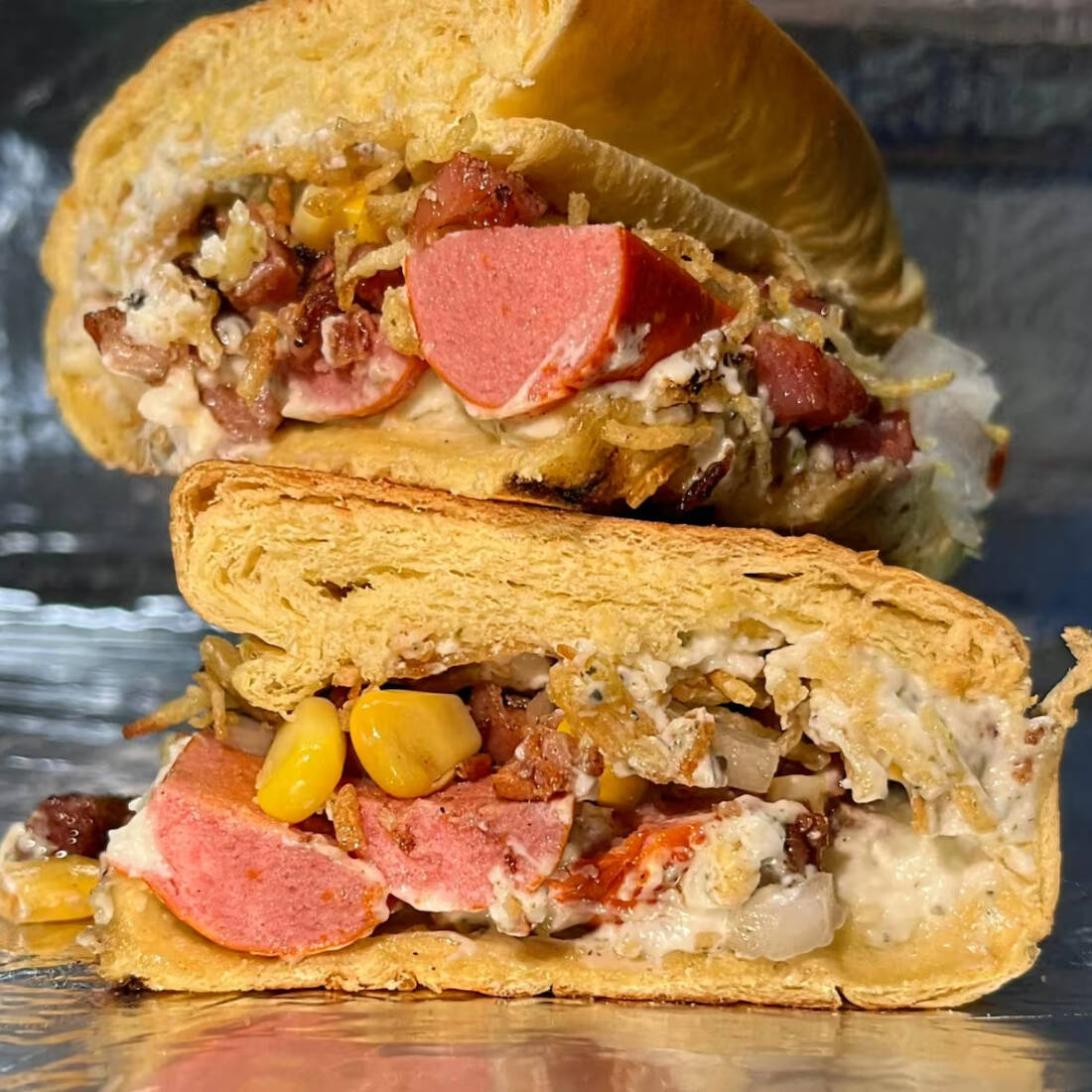 pão 20 cm,2 salsicha perdigão,milho,tomate,cebola,bacon fatiado e maionese caseira