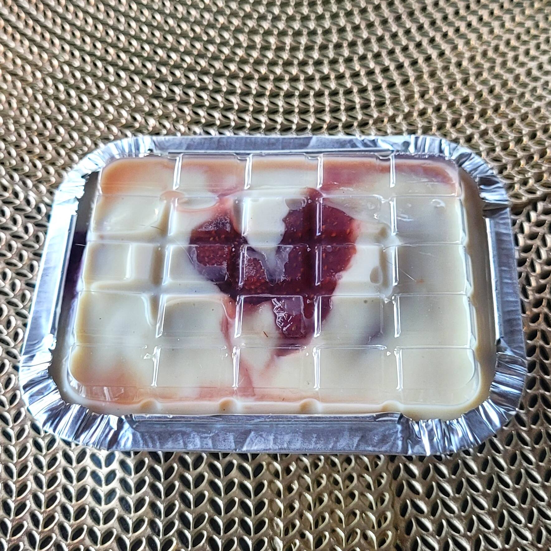 Bolo de baunilha supermolhadinho, recheado com creme de ninho e geleia de morango, servido na marmitinha. Aproximadamente 200g.