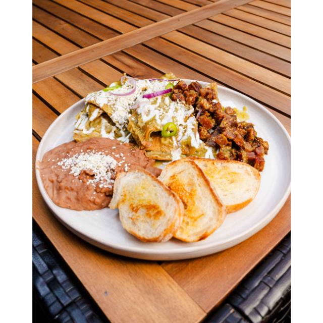 CHILAQUILES CON ARRACHERA