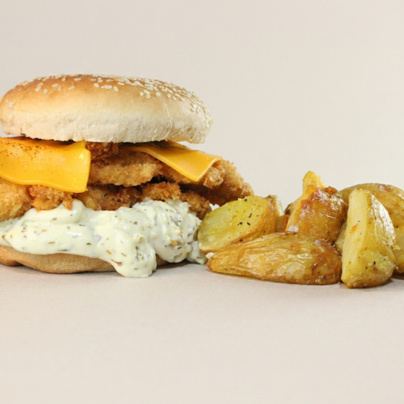 Apresentamos o irresistível 'Tori Burger com Maionese de ervas' . Este delicioso lanche é composto por um suculento filezinho Sassami de frango, cuidadosamente empanado e frito até a perfeição. Ele é servido em um macio pão de hambúrguer 80 gramas levemente tostado, complementado por uma generosa camada de queijo cheddar derretido. A estrela deste prato, no entanto, é a nossa exclusiva Maionese de Ervas, que adiciona um toque inconfundível. Para completar, você pode escolher o que deseja de acompanhamento. Uma combinação verdadeiramente saborosa!
Obs:Não fazemos ALTERAÇÕES no produto!