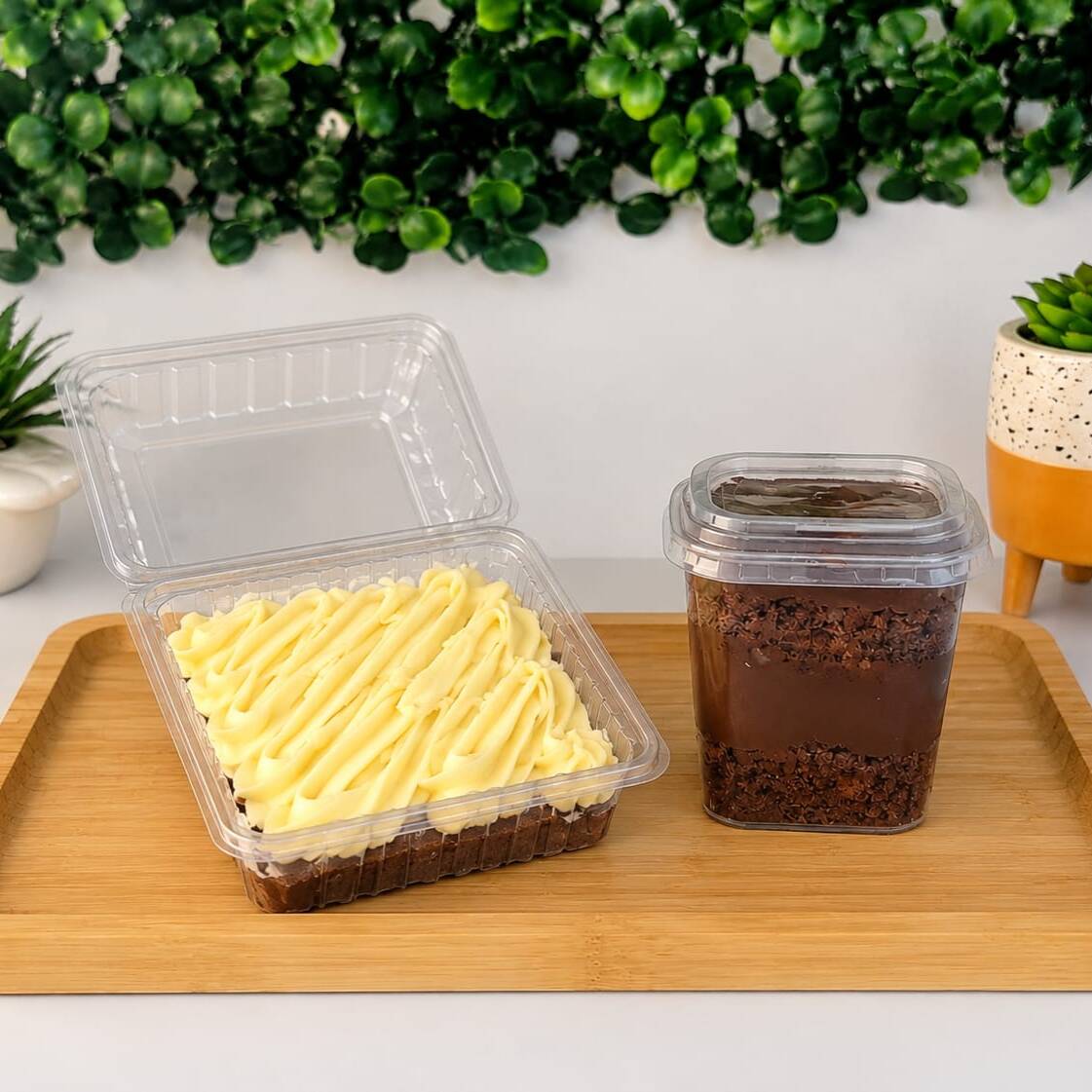 Dupla Choconinho A combinação perfeita para matar a vontade de doce! Um delicioso bolo no pote de chocolate, cremoso e irresistível, acompanhado de um brownie de Leite Ninho super macio e saboroso. Dois queridinhos em uma só dupla! Serve 2 pessoas. #Duochoco #Brownie #Vulcãodechocolate #Chocolate #Doces #Confeitaria #Sobremesa #Goiânia #Aparecidadegoiânia #Docesartesanais