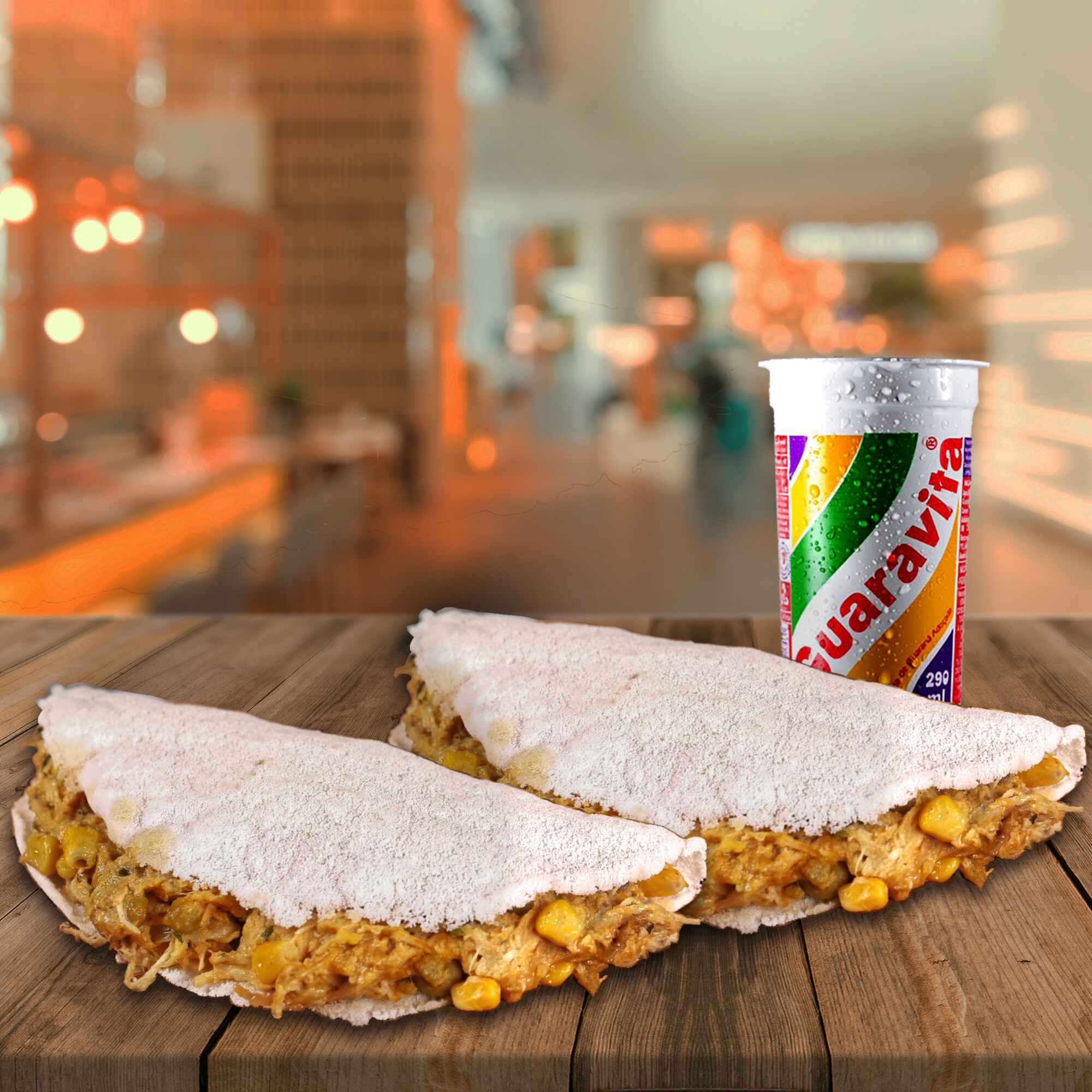Duas tapiocas com de um frango desfiado suculento refogado com um pouquinho de alho, cebola e manteiga combinado com queijinho muçarela que derrete sobre o frango, finalizado com um toque de orégano. Acompanha um guaravita de brinde!