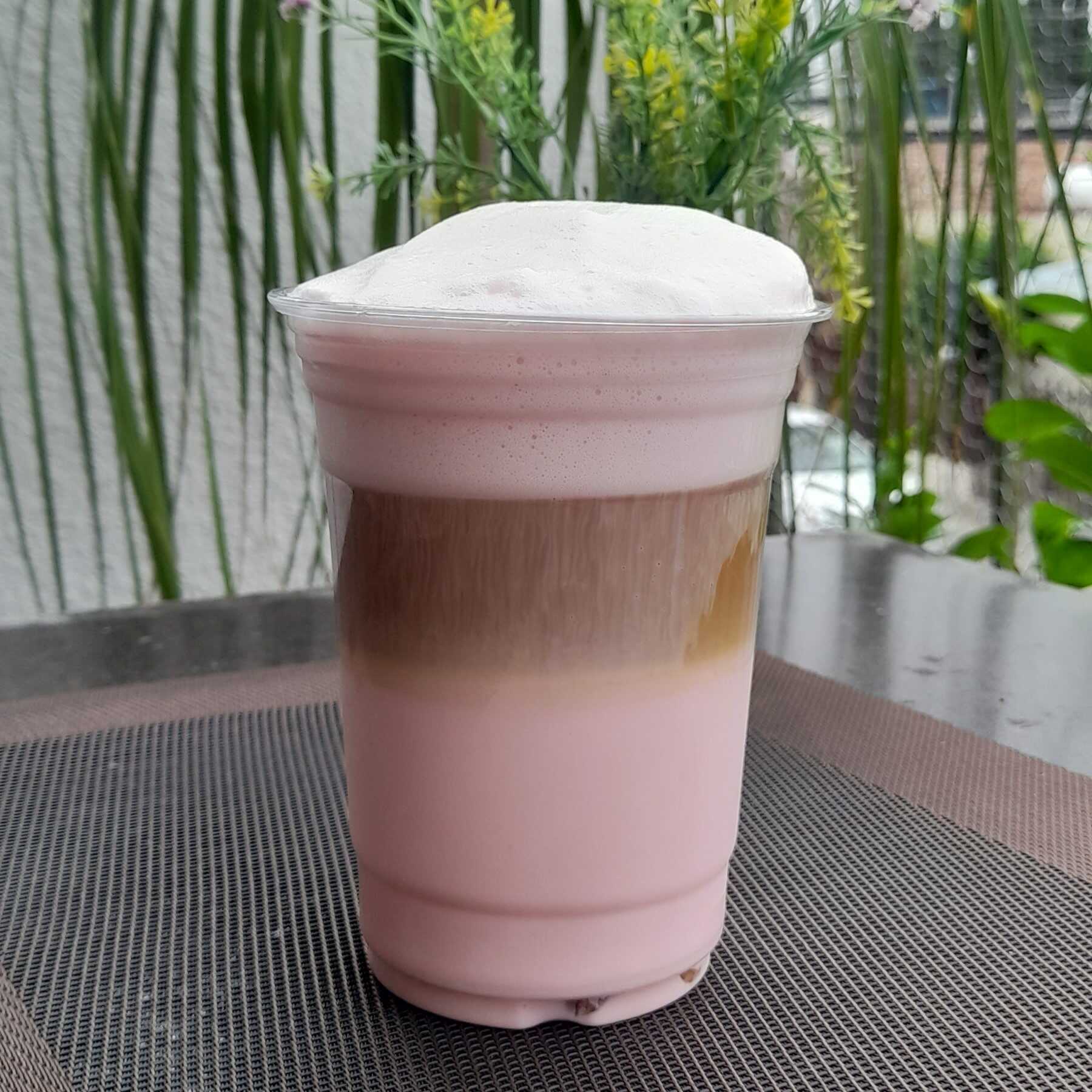 Strawberry Latte En Las Rocas 16 Oz