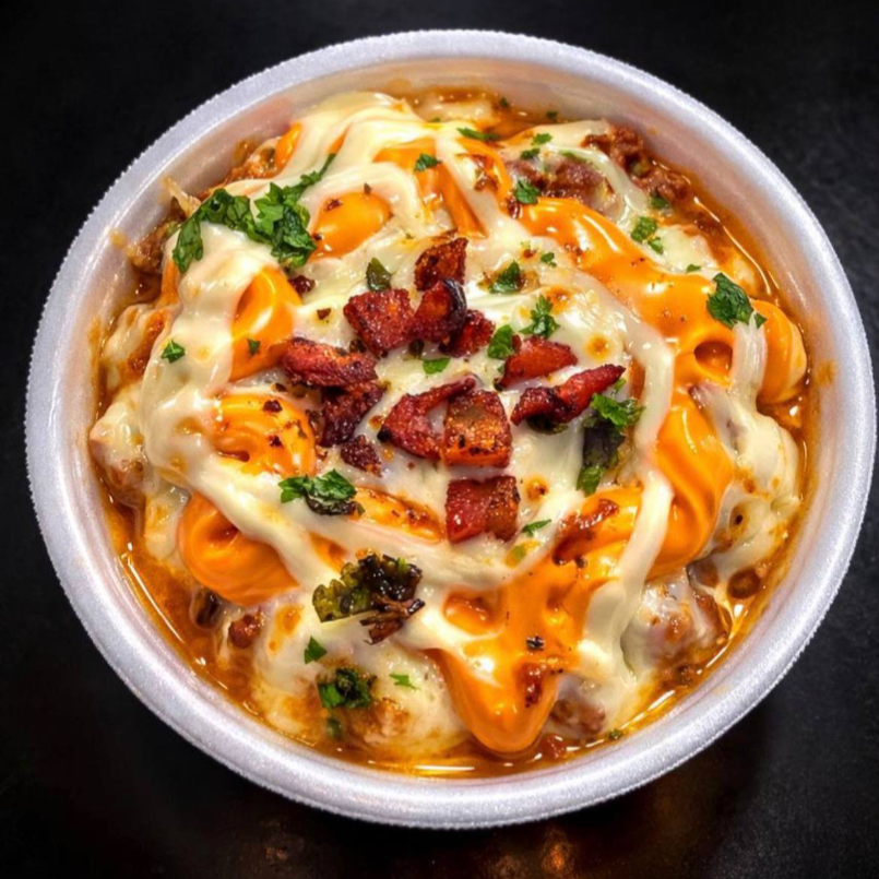 Macarrão no pote com muito recheio de bacon crocante em cubos, cheddar cremoso, requeijão e queijo derretido, criando uma combinação intensa e extremamente saborosa.