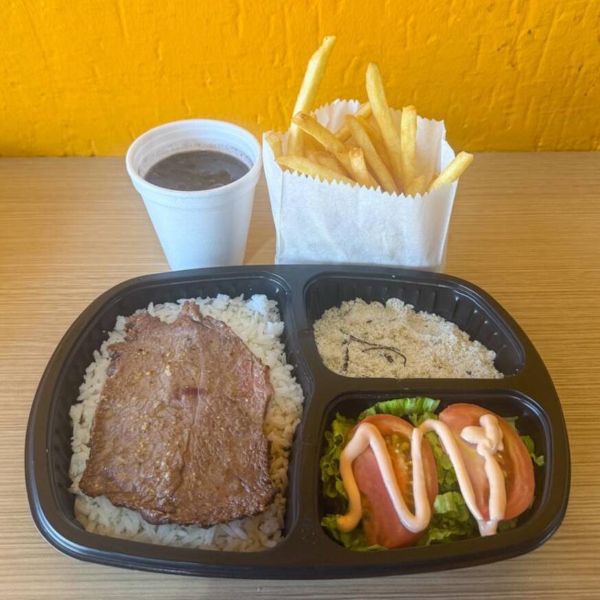 Arroz soltinho, feijão temperado, bife de alcatra feito na hora, batata frita sequinha, farofinha e salada fresca. Comida bem feita, com gosto de casa.