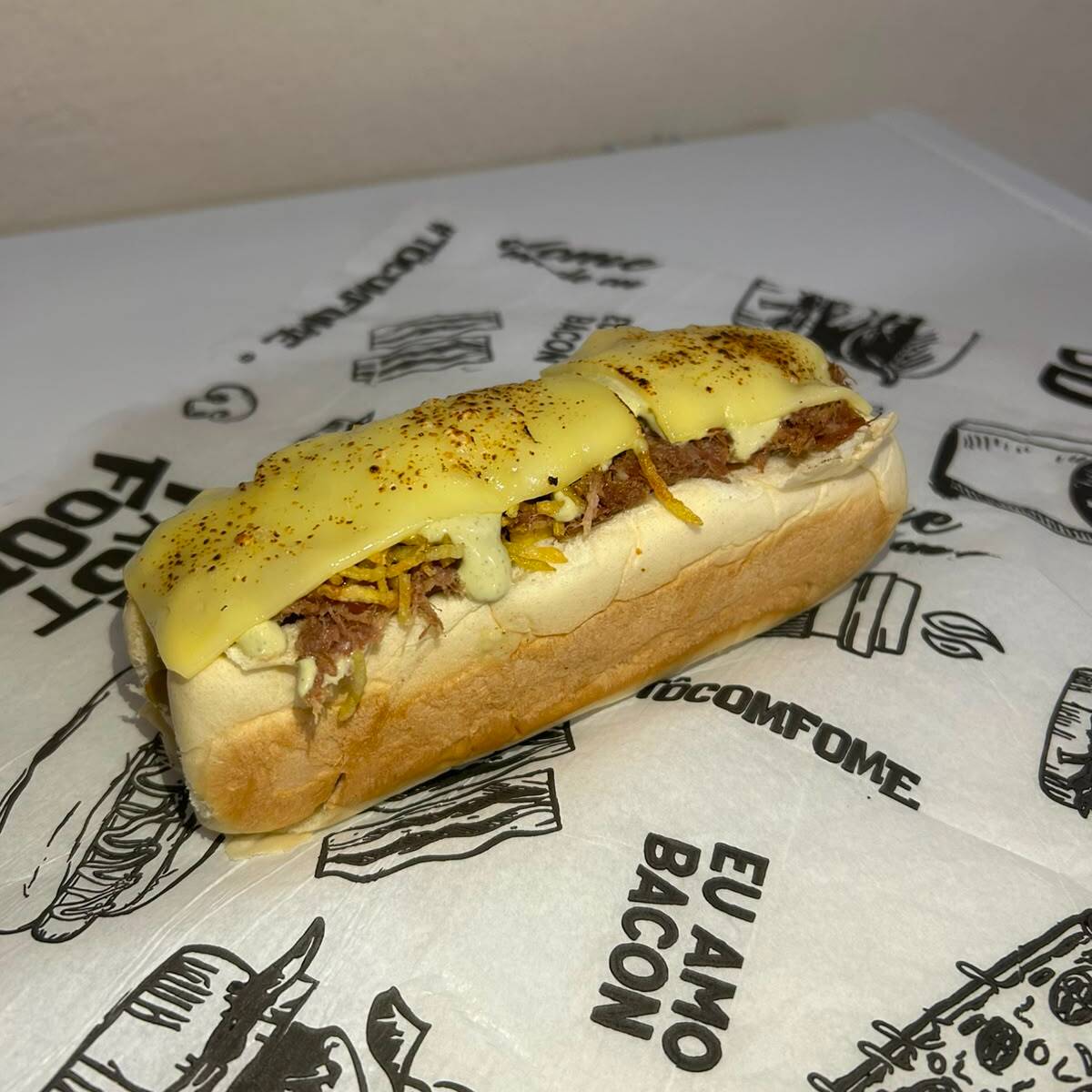 Hot dog gourmet de frango completo, vinagrete frango milho ervilha ketchup maionese da casa batata palha queijo maçaricado
