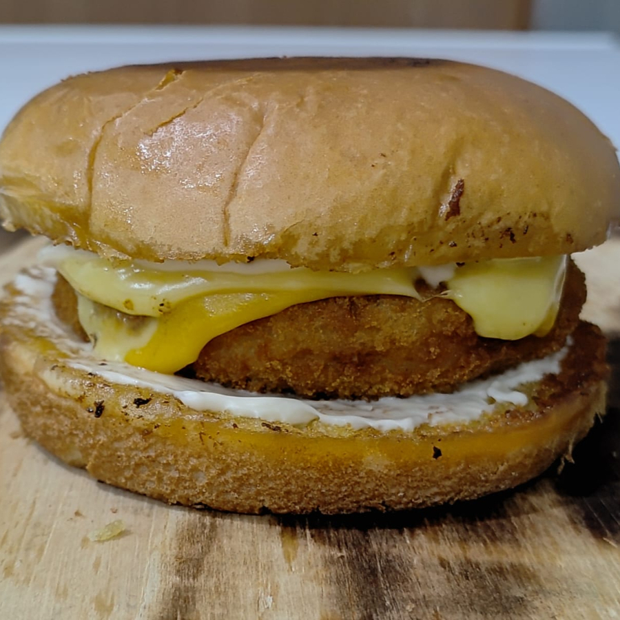 Pão brioche,empanado frango tradicional,mussarela e alface.