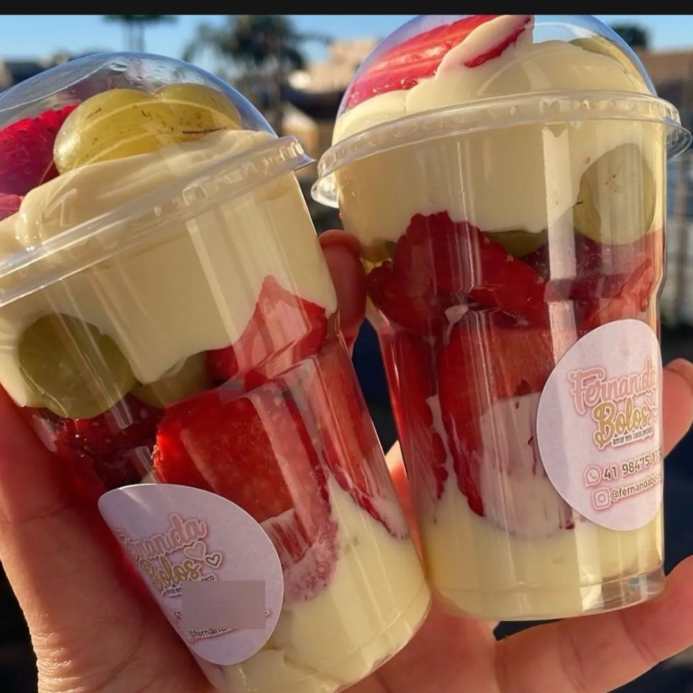 Um Copo de 200ml Brigadeiro Branco cremoso com Morangos e Uvas. ***Valor De Um Copo***