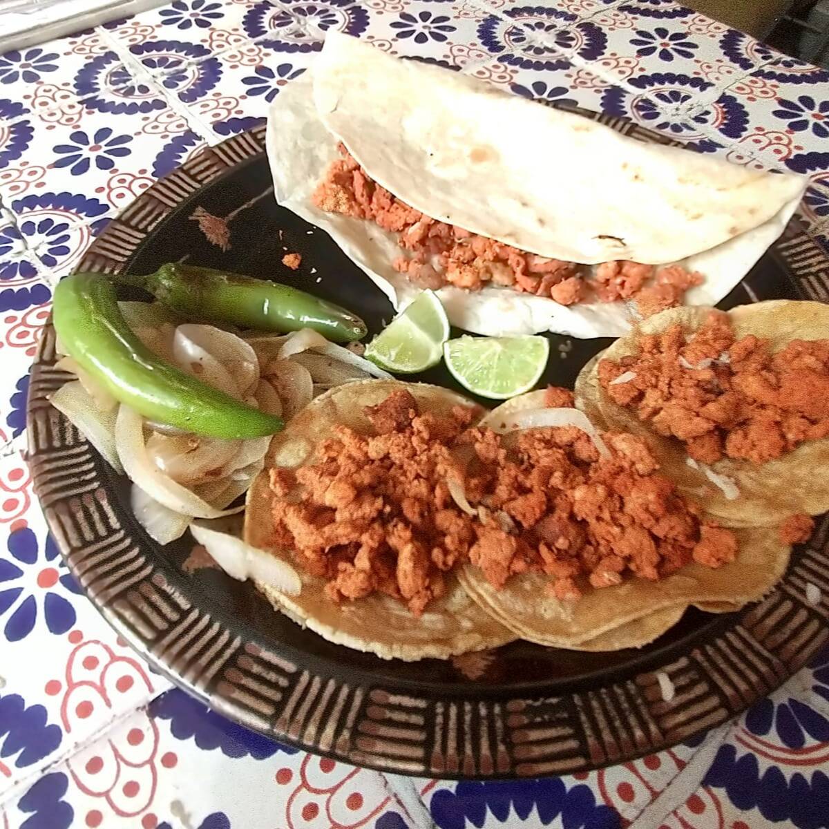 1 QUESADILLA Y 3 TACOS