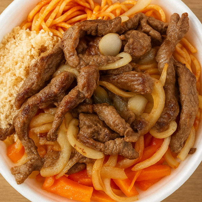 Marmita P de iscas de carne aceboladas. Acompanha arroz soltinho, feijão temperadinho, macarrão delicioso, legumes refogados e farofa caseira