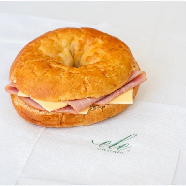 BAGEL CON PEGHUGA DE PAVO Y QUESO