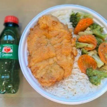 Marmita com delicioso filé de frango empanado na massa crocante acompanhado de arroz branco, feijão e mix de legumes. Acompanha refrigerante pet Guaraná Antárctica bem gelado. Marmita indicada para 01 pessoa.