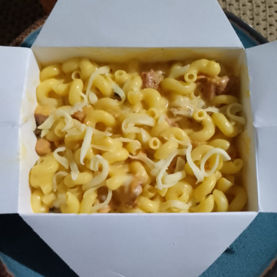 Massa caracol com molho cremoso de queijo cheddar e bacon, acompanhado de mussarela.