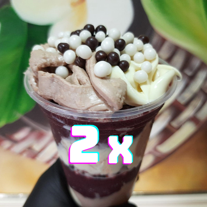 Experimente o Duplo Açaí Trufado Kinder Dream, disponível nos tamanhos 330ml, 440ml, 550ml, 770ml ou 1000ml! Produzido com Açaí Cremoso, Creme de Kinder Bueno, Creme de Ninho e Chocoball crocante, aplicados em camadas generosas, bem distribuídas e extremamente caprichadas. Uma experiência trufada e premium, perfeita para quem quer mais sabor, mais cremosidade e mais impacto.
