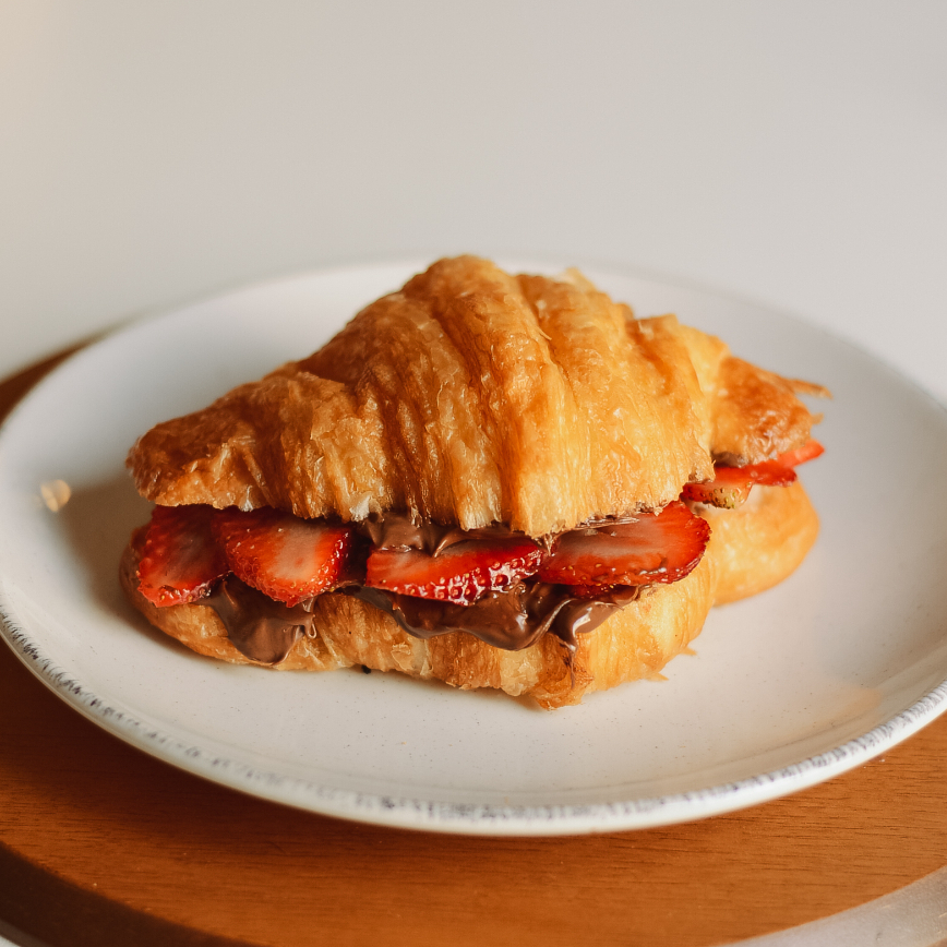 Massa folhada, leve, crocante e amanteigada, recheada generosamente com Nutella e fatias de morangos frescos. Uma combinação irresistível, perfeita e exclusiva da nossa nova unidade.