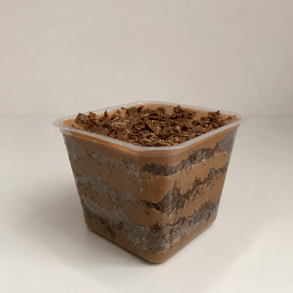 Camadas fofinhas de bolo de chocolate com um delicioso creme de chocolate, finalizadas com muito sabor e carinho. Perfeito para adoçar seu Dia!