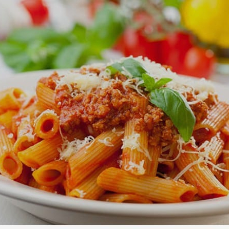 Penne a bolonhesa , com molho caseiro, acompanhado de massa de ótima qualidade, ideal para uma refeição prática e deliciosa.