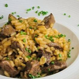 Arroz arbóreo, vinho branco, parmesão, mussarela, caldo de legumes, tiras de filé mignon.