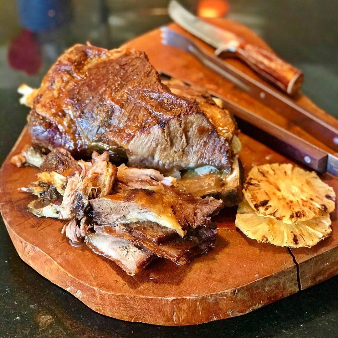 500g da nossa costela mais pedida! (SEM OSSO) Extremamente macia, suculenta e preparada lentamente no bafo por mais de 14h até desmanchar, com sabor intenso que conquista.