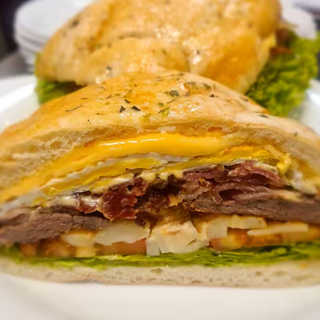 File mignon, ovo, presunto, bacon, palmito e salada