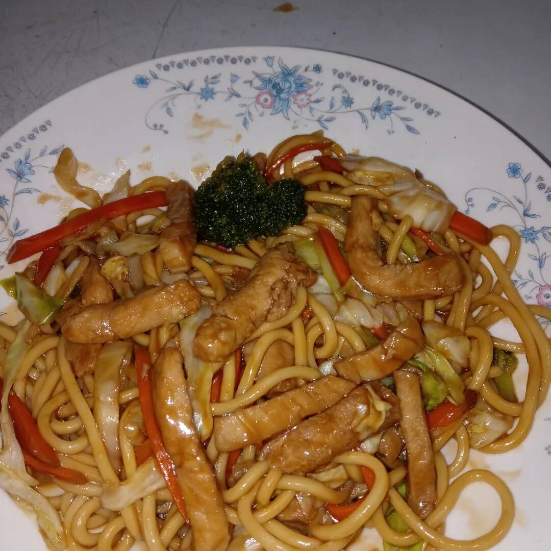 macarrão lombo cenoura repolho brocolis ao molho chines